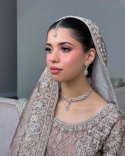 Bridal look in silver and blush